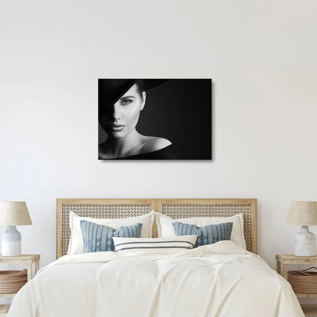 Obraz na szkle - Czarno - biały portret kobiety w kapeluszu (70x50 cm)
