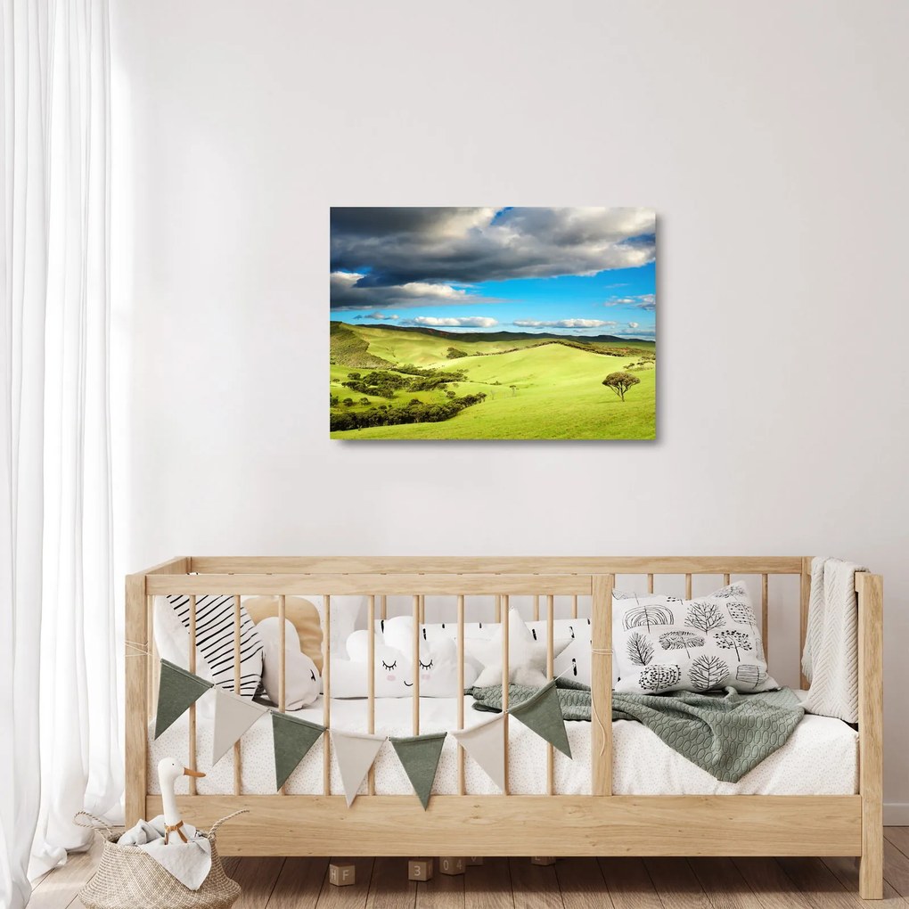 Obraz na szkle - Zielony krajobraz ze wzgórzami (70x50 cm)