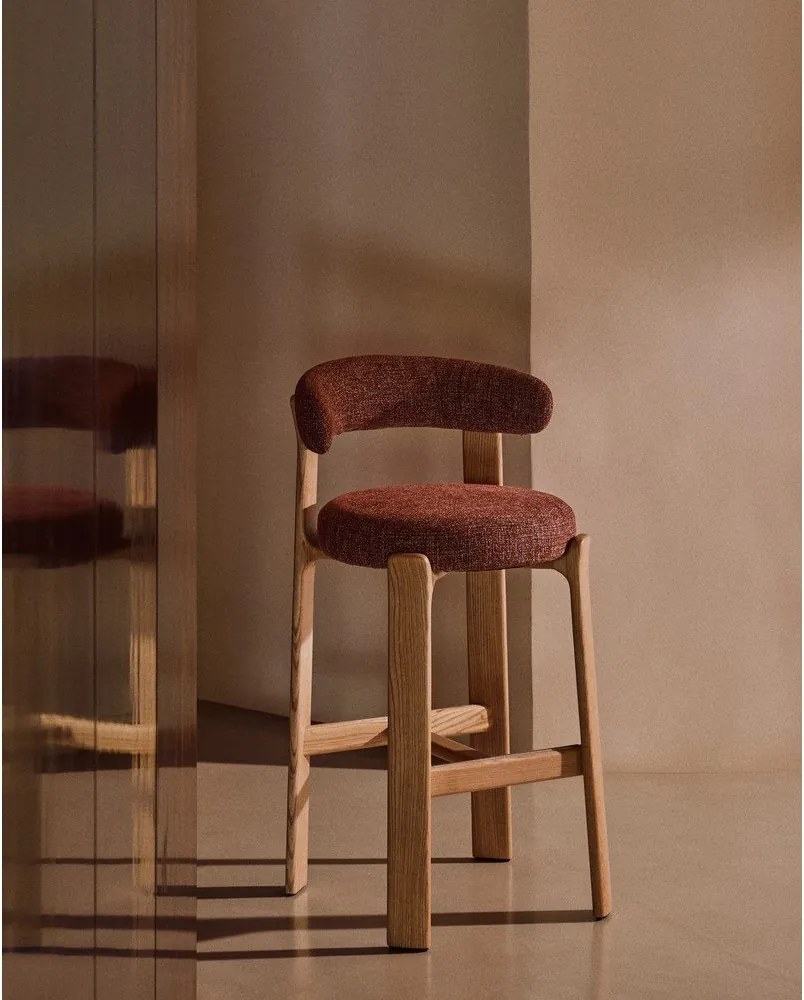 Hoker z litego drewna jesionowego w ceglasto-naturalnym kolorze (wysokość siedziska 75 cm) Granite – Kave Home