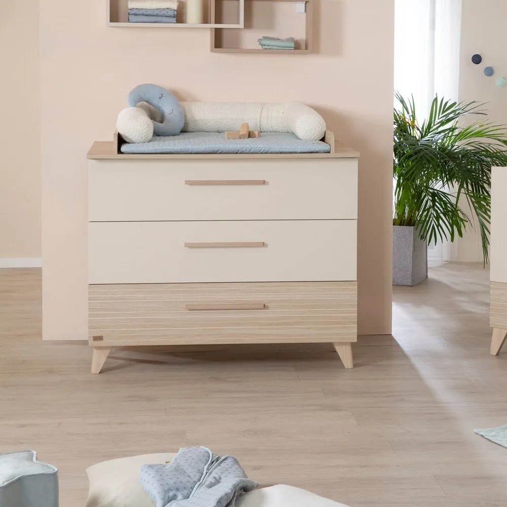 Kremowo-naturalna komoda dziecięca w dekorze dębu z przewijakiem 110x98x75 cm Sidney – Roba