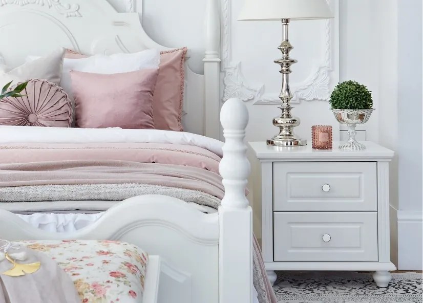 Elegancka szafka nocna biała Alia, wymiary 52x40x55 cm. 2 szuflady, subtelnie frezowane fronty. Angielskie, stylowe białe meble Victoria.