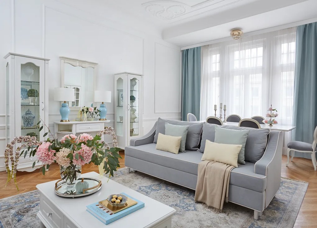 Stylowa witryna do salonu Elisabeth, wymiary 60x48x200 cm. 1-drzwiowa witryna szklana prawostronna, szuflada i szklane półki. Meble Victoria.