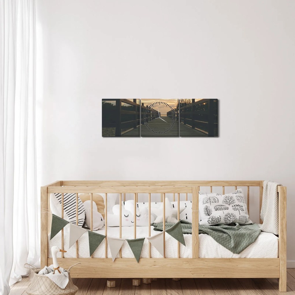 Obraz drewnianego pomostu nad jeziorem (z zegarem) (90x30 cm)
