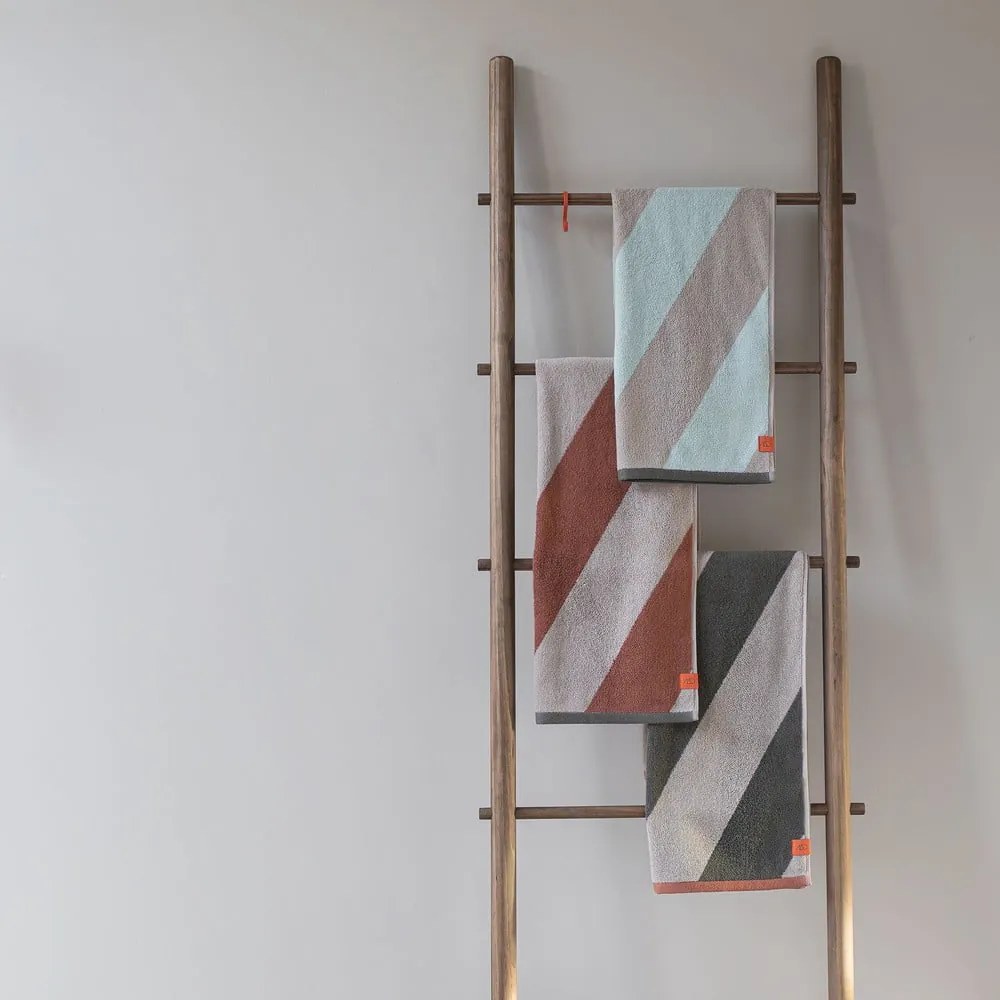Miętowy ręcznik kąpielowy frotte z bawełny organicznej 70x133 cm Diagonal – Mette Ditmer Denmark