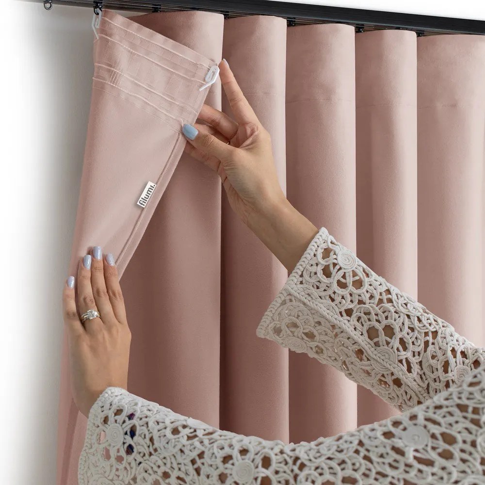 Jasnoróżowa aksamitna zasłona częściowo zaciemniająca (dimout) 400x225 cm Velto – Filumi