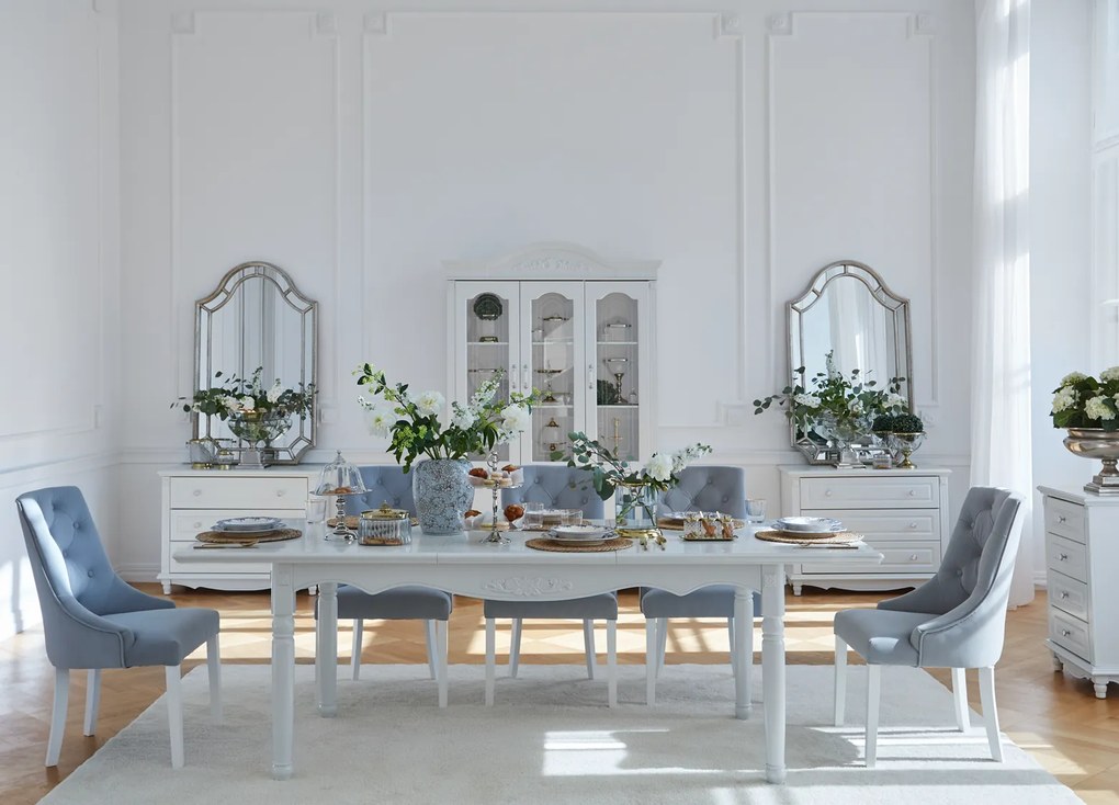 Elegancki biały stół do jadalni rozkładany Abigail 180x100x80 cm, wymiary po rozłożeniu 240x100 cm. Stół ma toczone nogi, jest zdobiony sztukaterią. Stół do salonu. Meble w stylu angielskim Victoria.