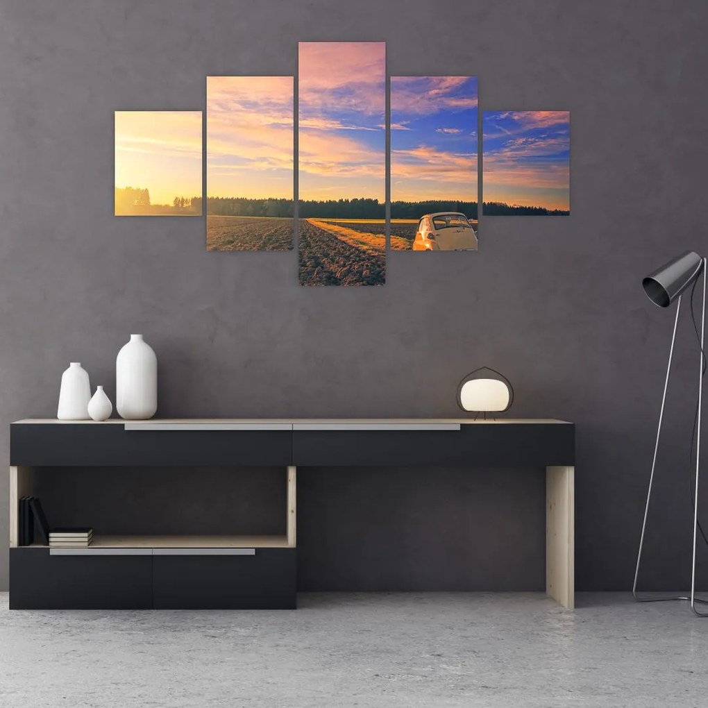 Obraz żółtego samochodu na polu (125x70 cm)
