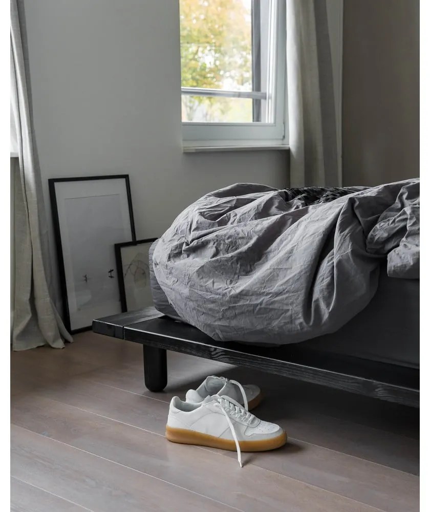 Czarne łóżko dwuosobowe z drewna sosnowego ze stelażem 140x200 cm Peek – Karup Design