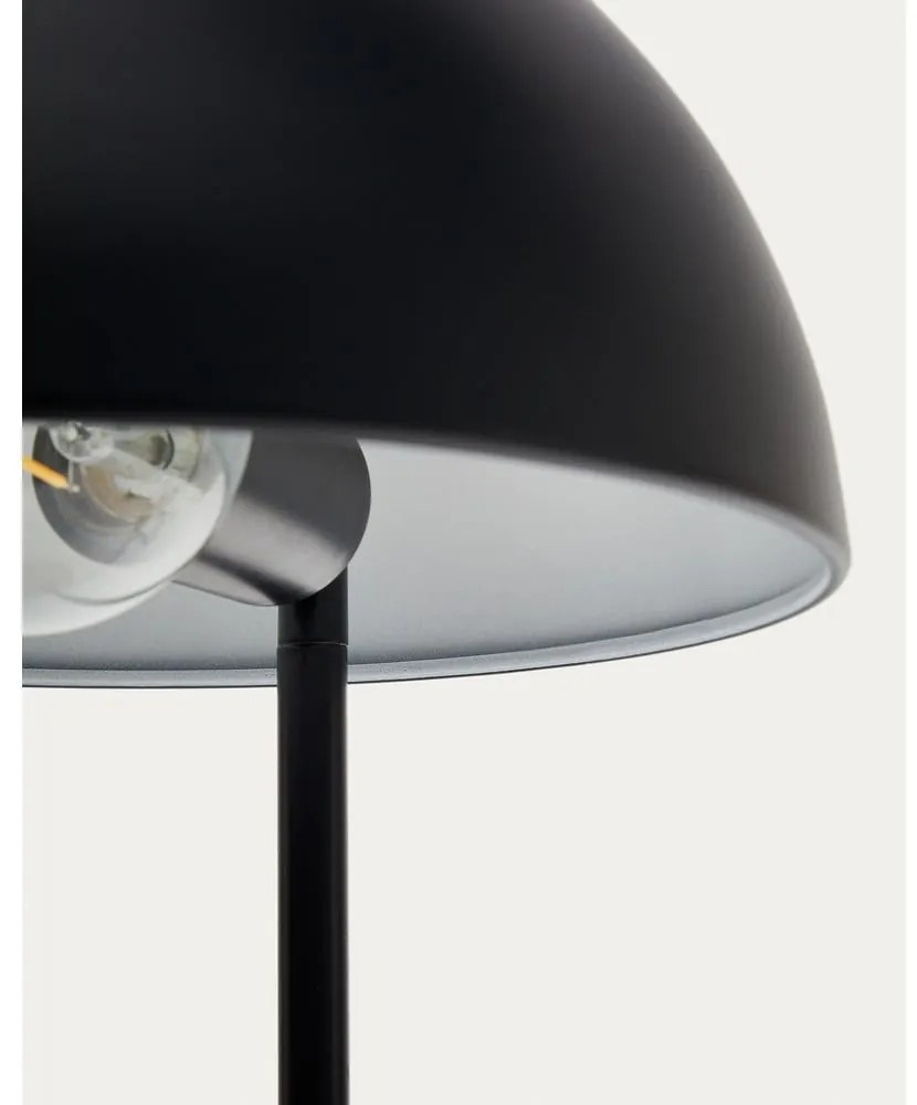 Czarna/w naturalnym kolorze lampa stołowa z metalowym kloszem (wysokość 48,5 cm) Catlar – Kave Home