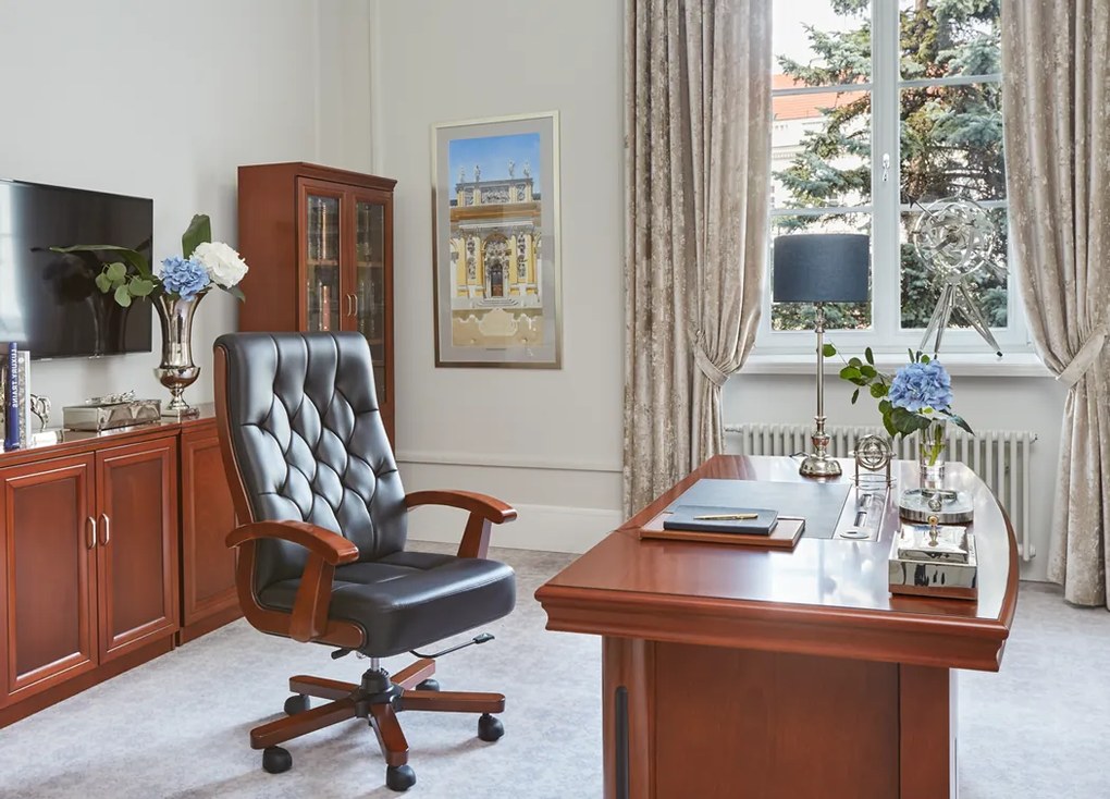 Elegancki fotel gabinetowe Consul tapicerowany skórą naturalną w kolorze brązowym, czarnym lub kremowym. Fotel ma drewnianą ramę i podłokietniki, mechanizm tilt, jest wygodne i solidnie wykonane.