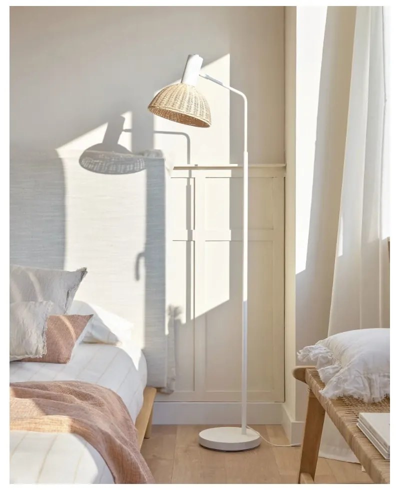Lampa stojąca z rattanowym kloszem (wys. 157 cm) Damila – Kave Home