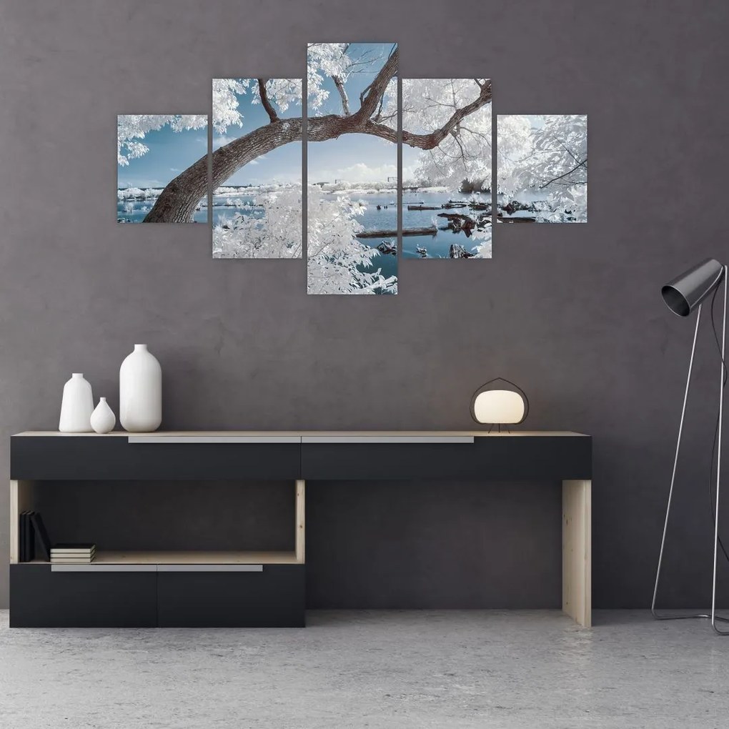 Obraz ośnieżonego drzewa nad wodą (125x70 cm)
