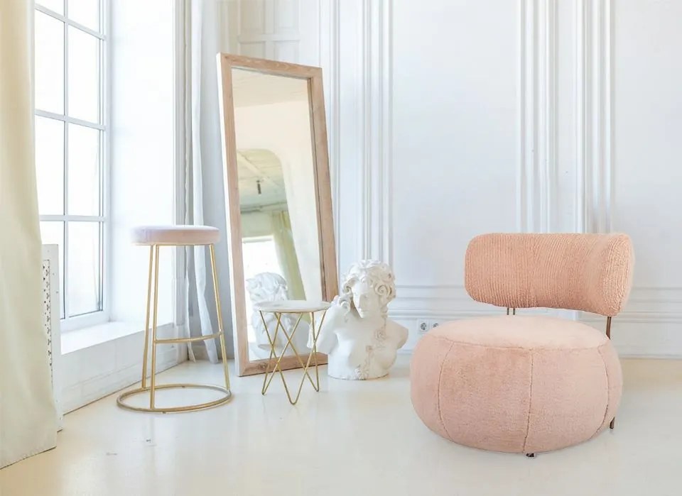 Designerski fotel wypoczynkowy z pluszu Teddy Low różowy