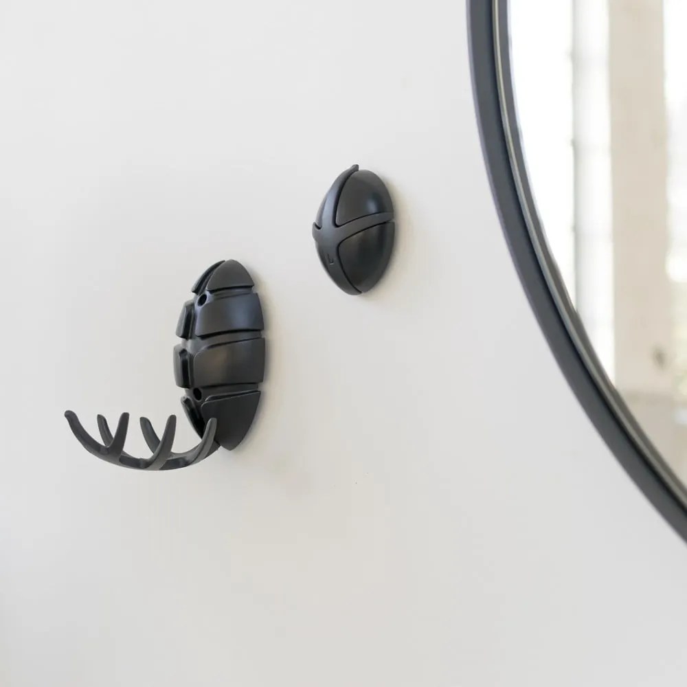 Czarny haczyk ścienny Bug – Spinder Design