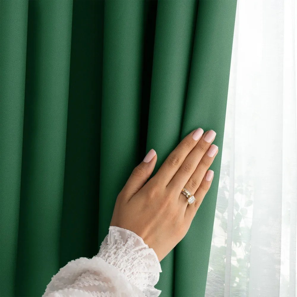 Ciemnozielona zasłona częściowo zaciemniająca (dimout) 140x270 cm Carli – Restilo