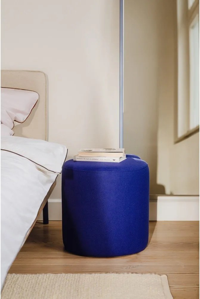 Niebieski wełniany puf Folk – noo.ma