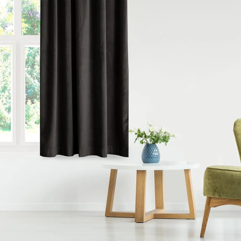 Czarna aksamitna zasłona częściowo zaciemniająca (dimout) 140x270 cm Eyelets – Restilo