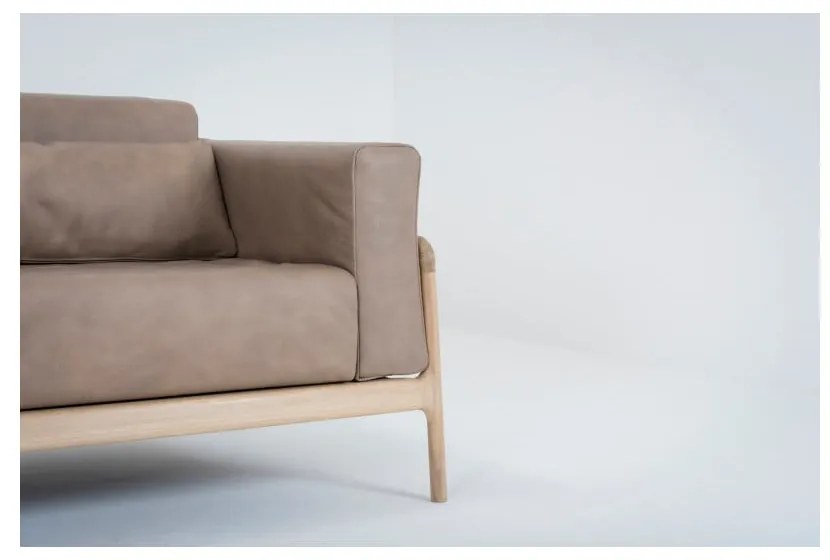 Jasnobrązowa sofa z bawolej skóry z konstrukcją z litego drewna dębowego Gazzda Fawn, 210 cm