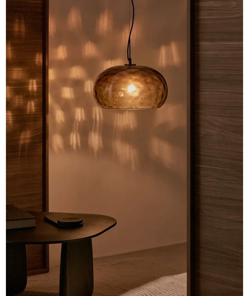 Szklana lampa wisząca w bursztynowym kolorze ze szklanym kloszem ø 40 cm Balma – Kave Home