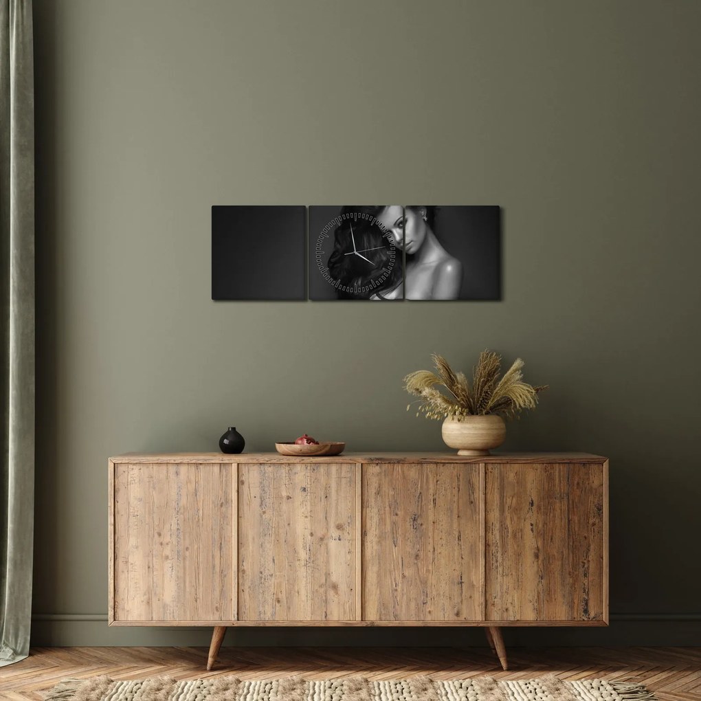 Obraz - Czarno - biały portret uwodzicielskiej kobiety (z zegarem) (90x30 cm)