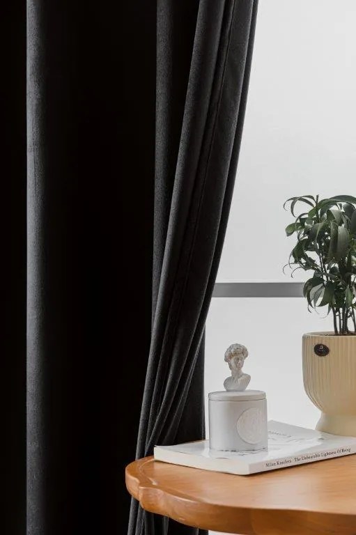 Czarna zasłona zaciemniająca VELVET 140x250 cm Zawieszanie: Metalowe pierścienie