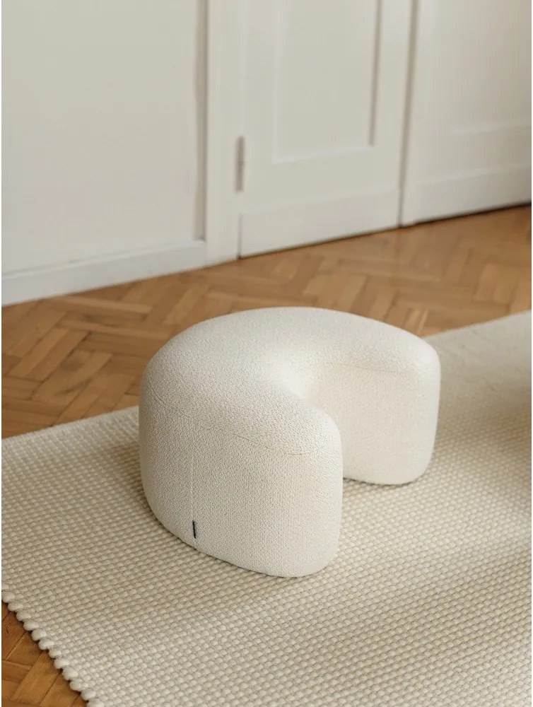 Beżowy puf z materiału bouclé Ü – noo.ma