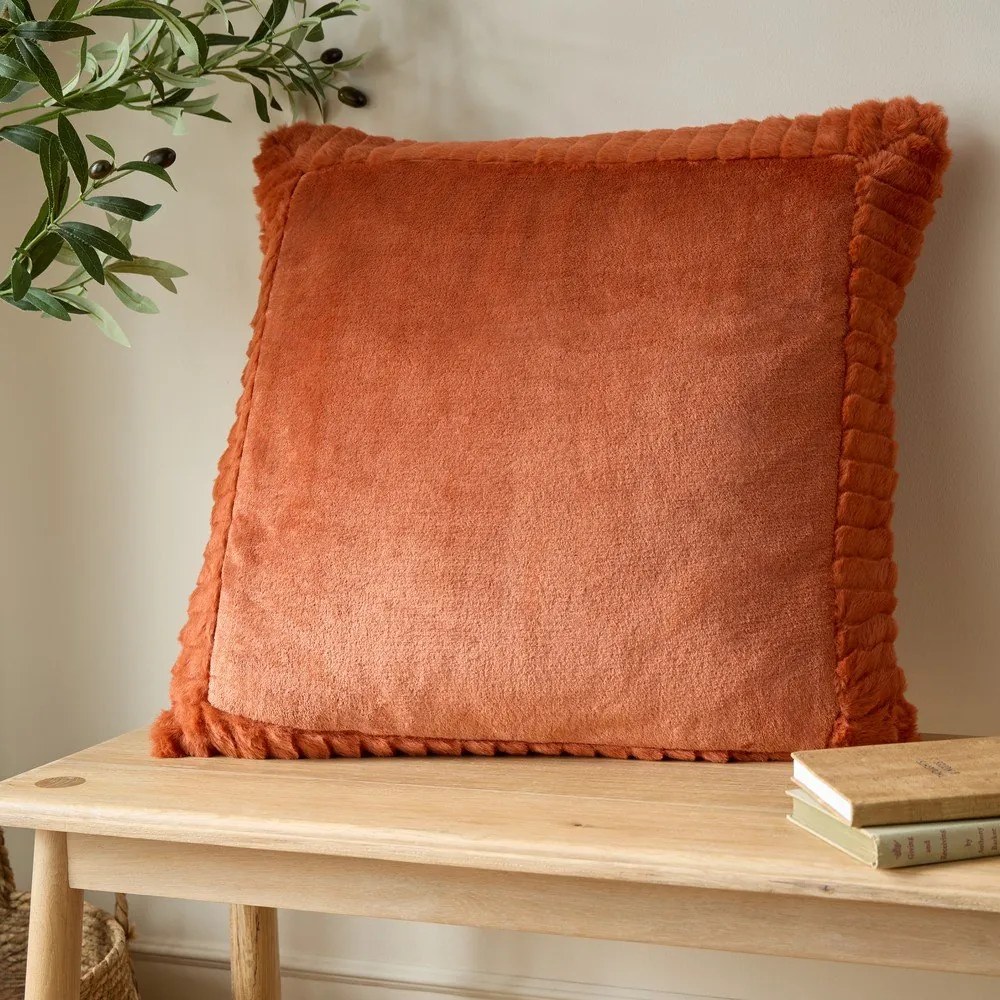 Poduszka dekoracyjna z mikropluszu 55x55 cm Velvet and Faux Fur – Catherine Lansfield