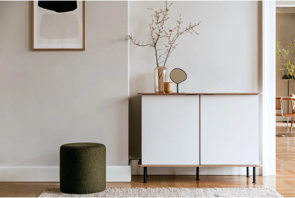 Szarobeżowa komoda w dekorze dębu z otworem na kable 120x88x50 cm Suumo – noo.ma