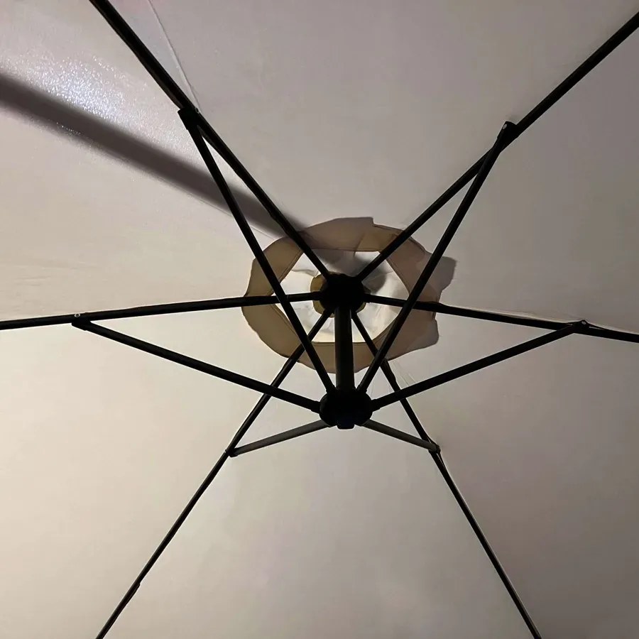 Beżowy parasol do ogrodu - Epis