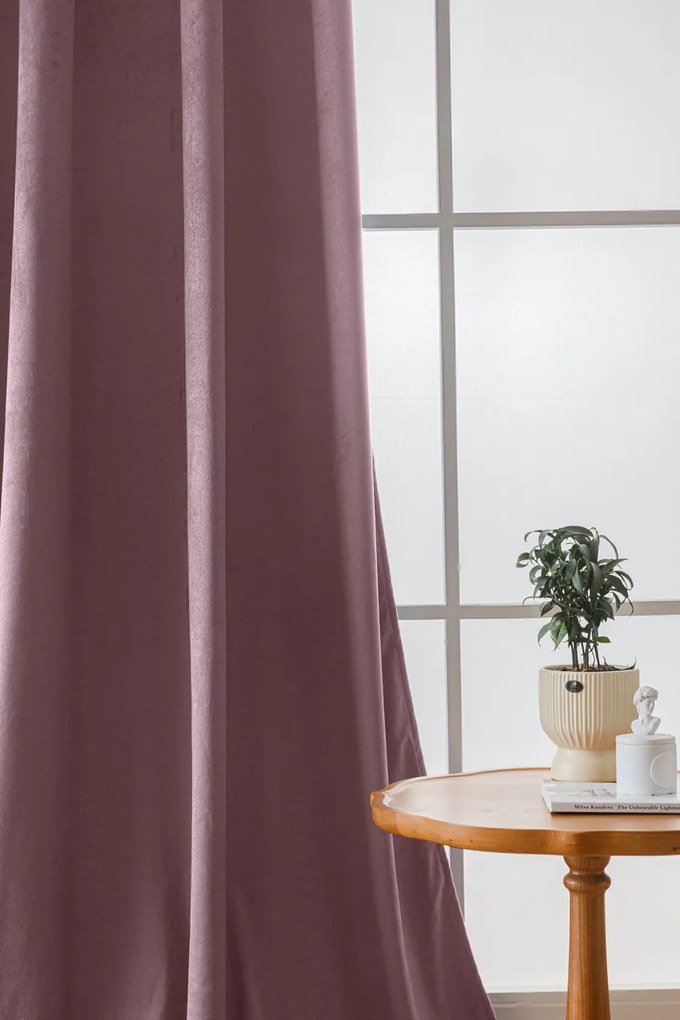 Jasnofioletowa zaciemniająca zasłona VELVET 140x250 cm Zawieszanie: Taśma z wiązaniami
