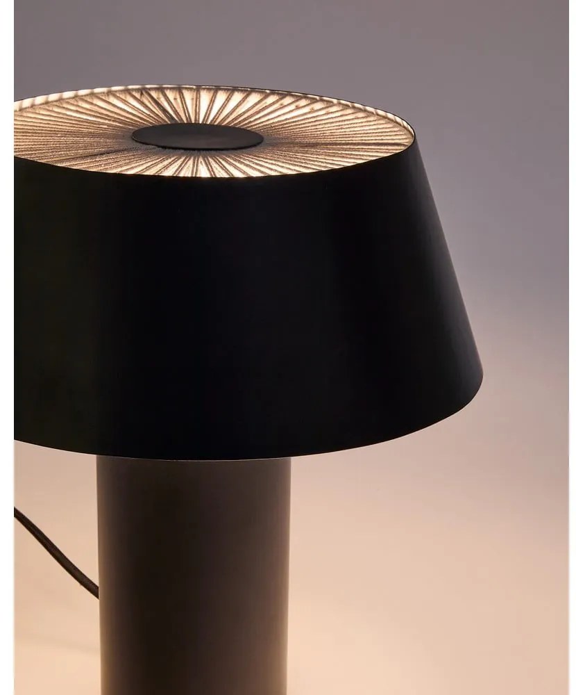 Czarna lampa stołowa z metalowym kloszem (wysokość 32 cm) Ancare – Kave Home