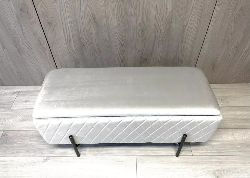 Elegancka tapicerowana pufa Tanis z pojemnikiem w stylu glamour na nogach