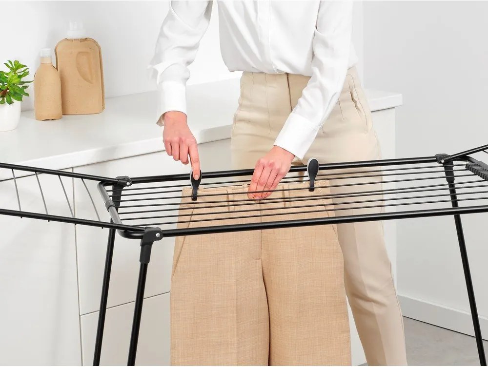 Suszarka na pranie w kolorze matowej czerni 18 m HangOn Too – Brabantia