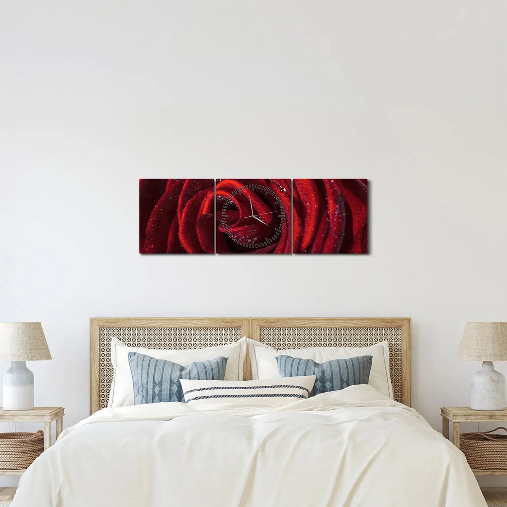 Obraz - Czerwona róża z kroplami rosy (z zegarem) (90x30 cm)