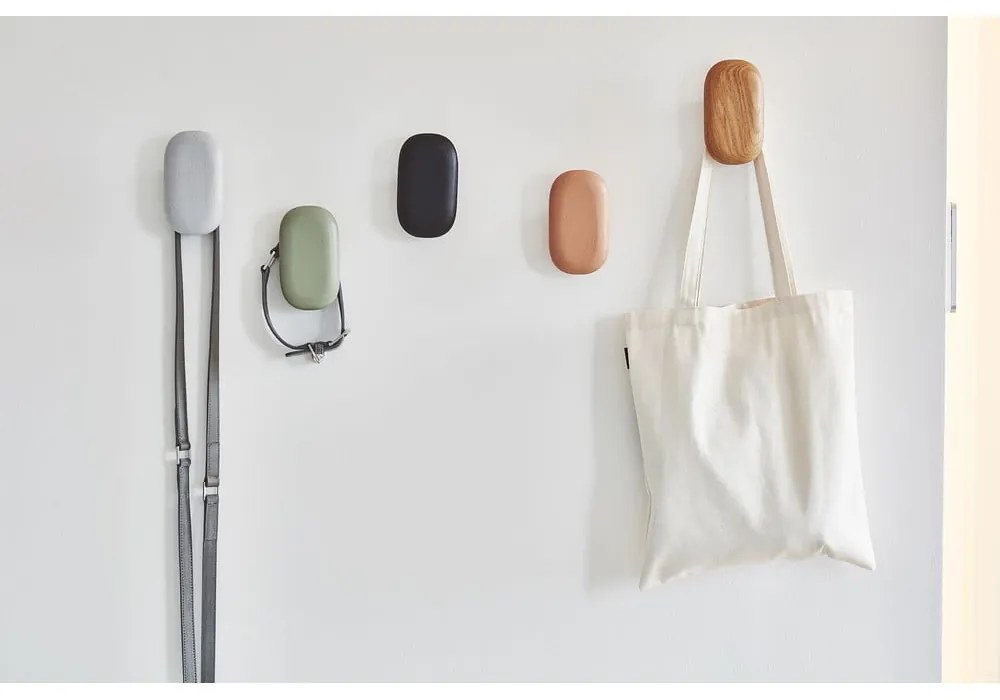 Zielony haczyk ścienny z drewna dębowego Gemma Oak Dusty Green – MiaCara