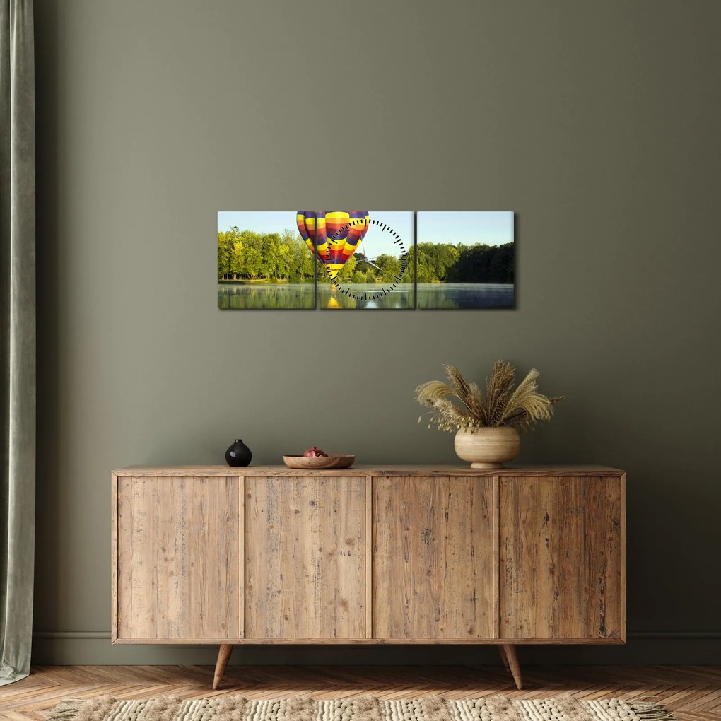 Obraz balonu na ogrzane powietrze nad jeziorem (z zegarem) (90x30 cm)