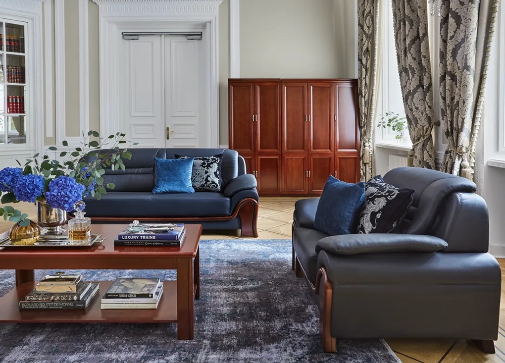 Skórzana kanapa 2-osobowa Palladio, wykonana ze skóry naturalnej, dostępne kolory brązowy, czarny, kremowy. Wygodna sofa do biura. Klasyczny stylowy design.