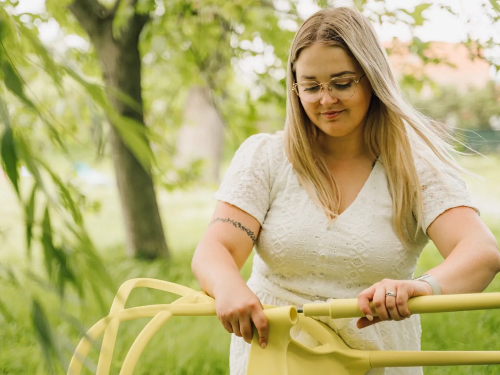 Zestaw 4 jasnoszarych plastikowych krzeseł KATO