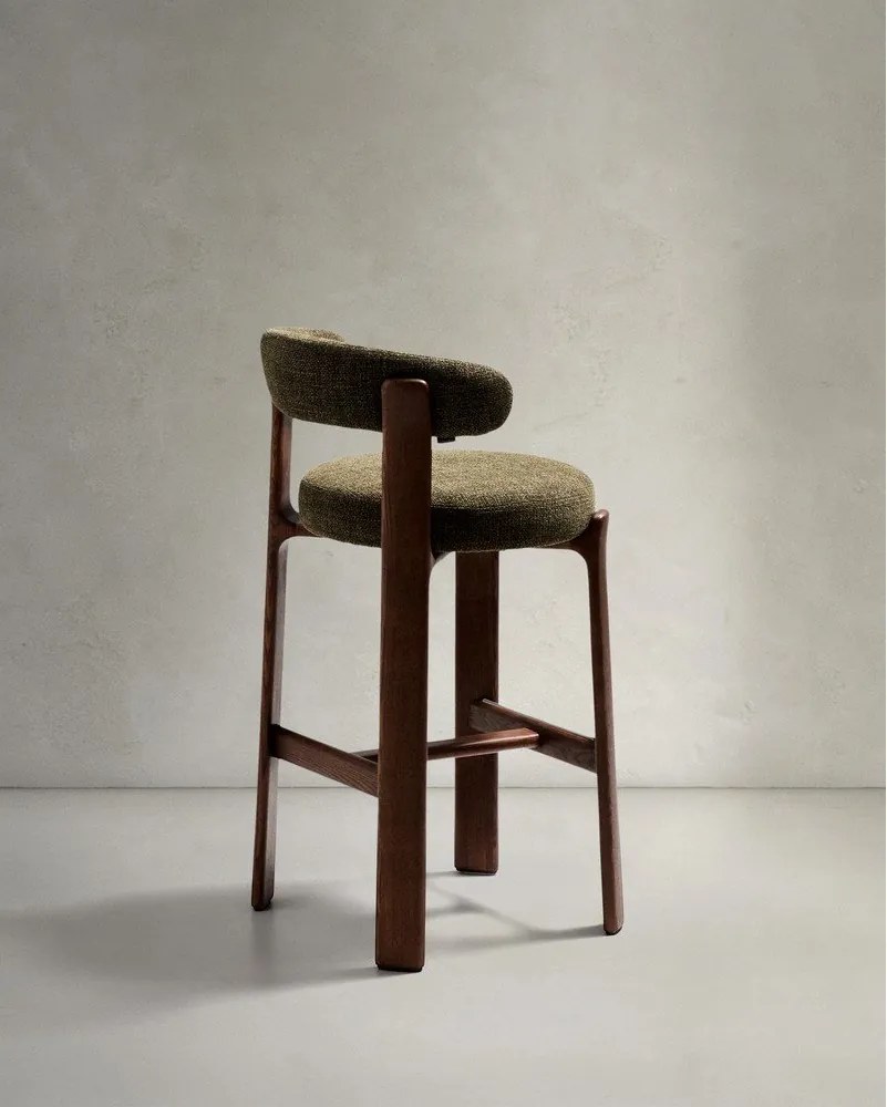 Zielony/w ciemnym naturalnym kolorze hoker z litego drewna jesionowego (wysokość siedziska 75 cm) Granite – Kave Home