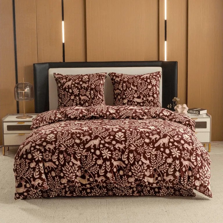 PrzytulneMieszkanie.pl PrzytulneMieszkanie.pl Pościel z mikropluszu FOREST ANIMALS bordowy Rozmiar pościeli: 80 x 80 cm | 135 x 200 cm