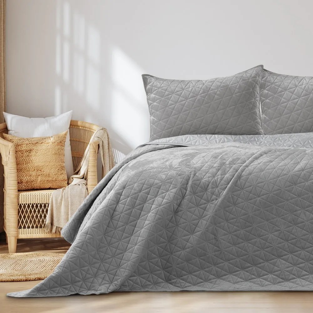 Jasnoszara narzuta pikowana z aksamitu 170x210 cm Laila – AmeliaHome