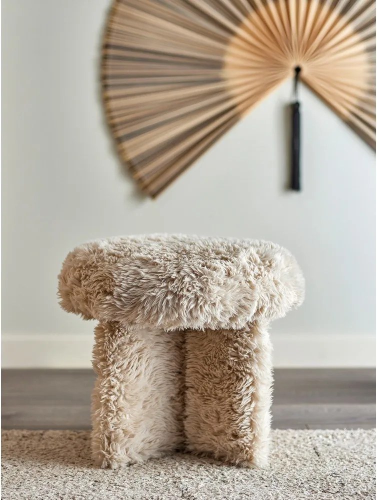 Beżowy puf z imitacji futra Frikka – Bloomingville