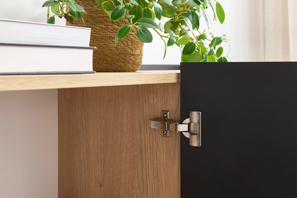 Komoda Desin 170 cm trzydrzwiowa - czarny mat / dąb nagano