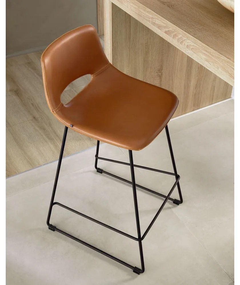 Koniakowy hoker z imitacji skóry (wysokość siedziska 76 cm) Zahara – Kave Home