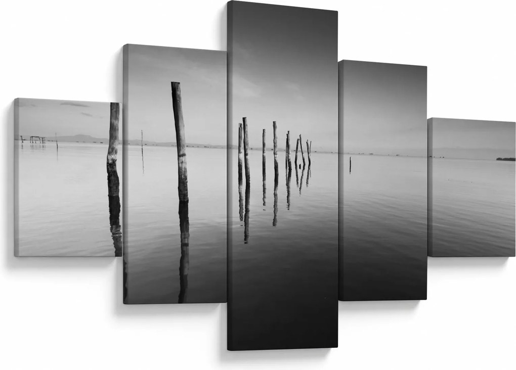 Obraz czarno - białej powierzchni wody (125x70 cm)