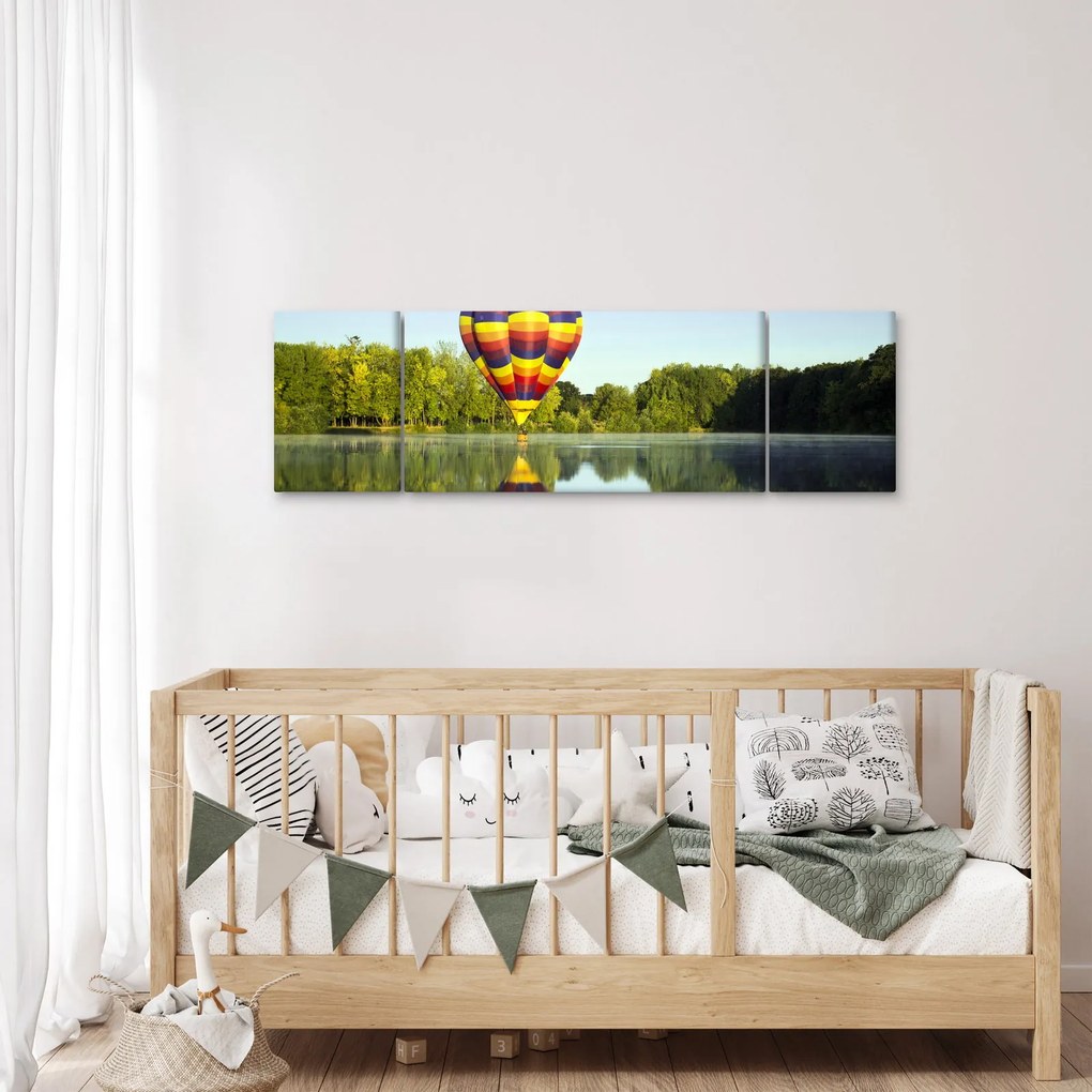 Obraz balonu na ogrzane powietrze nad jeziorem (170x50 cm)