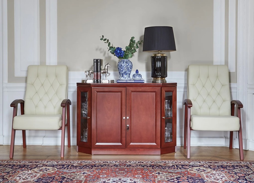 Eleganckie krzesło gabinetowe Consul tapicerowane skórą naturalną w kolorze brązowym, czarnym lub kremowym. Krzesło ma drewnianą ramę i podłokietniki, jest wygodne i solidnie wykonane.