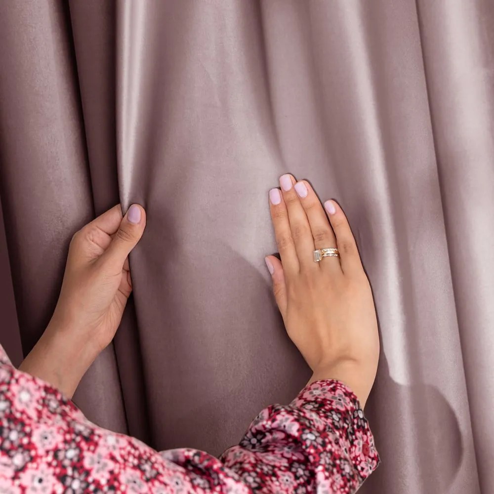 Jasnobrązowa aksamitna zasłona częściowo zaciemniająca (dimout) 140x270 cm Eyelets – Restilo