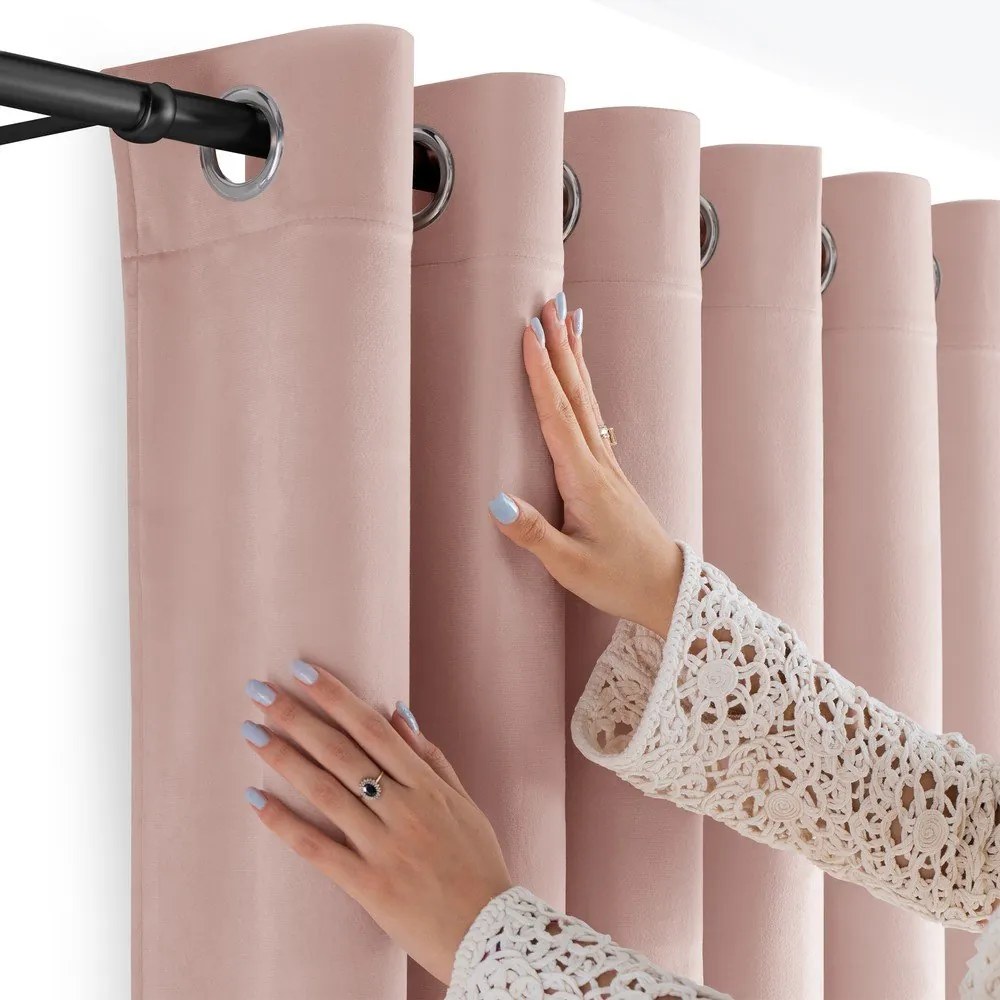 Jasnoróżowa aksamitna zasłona częściowo zaciemniająca (dimout) 530x250 cm Velto – Filumi