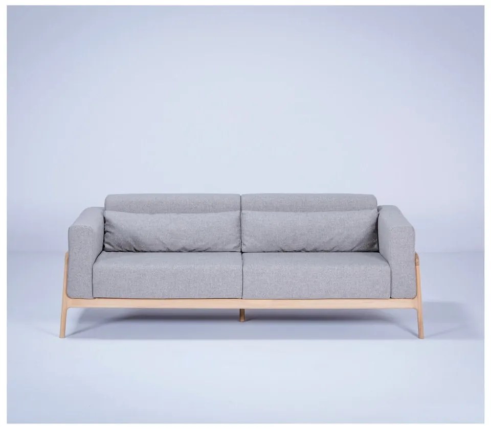 Szara sofa z konstrukcją z litego drewna dębowego Gazzda Fawn, 210 cm